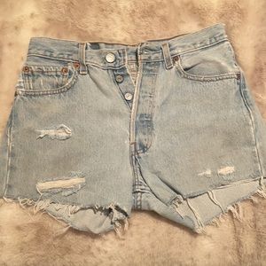 ✨Levi’s denim mini shorts✨